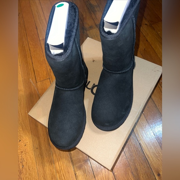UGG Shoes - UGG Women Classic Short II Black Boots US Size 6

UGG 1016223